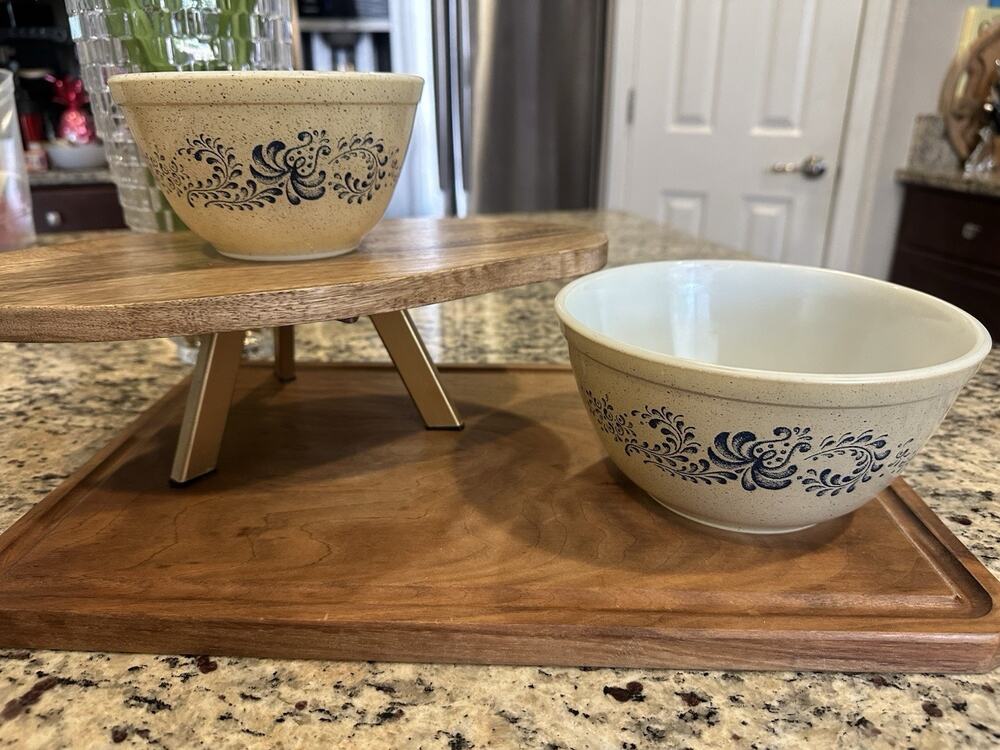 Vntg 1976 Pyrex Homestead Mixing Bowls Tan Speckled Blue Set Of 2 402 401